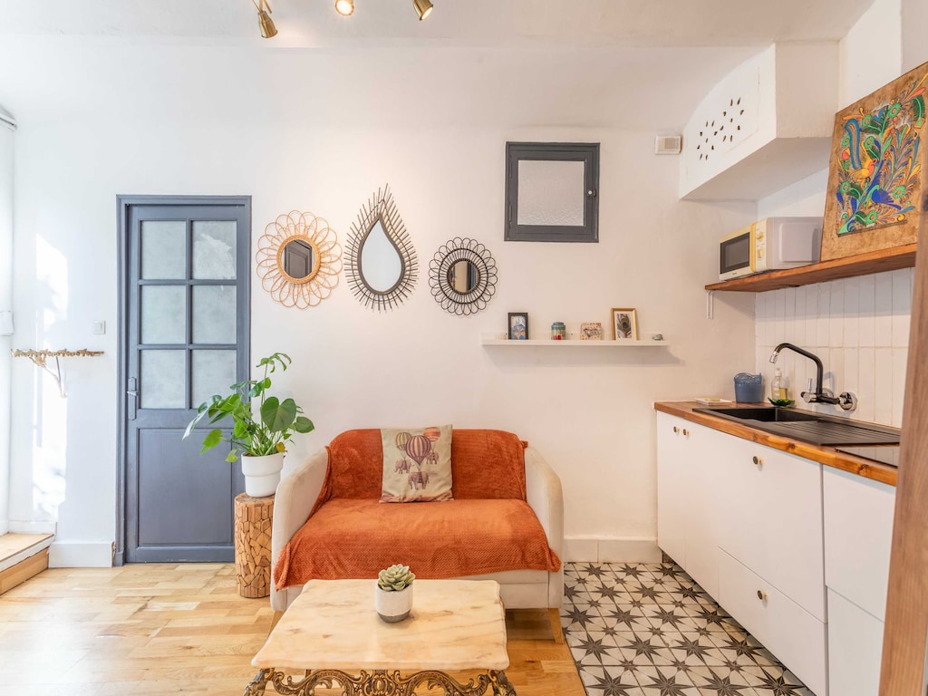 Charmant appartement met 1 slaapkamer en 2 badkamers en een tuin.