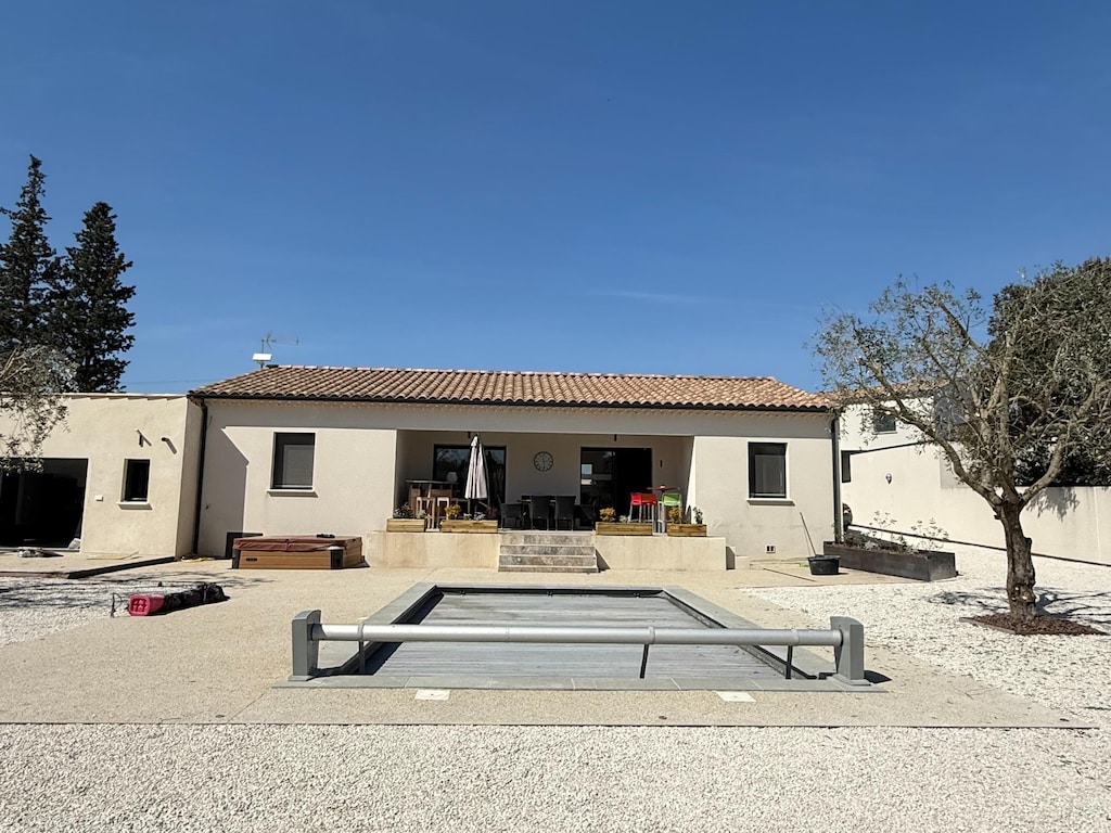 Villa mit Pool und Jacuzzi nahe Châteauneuf-du-Pape – 12 Personen