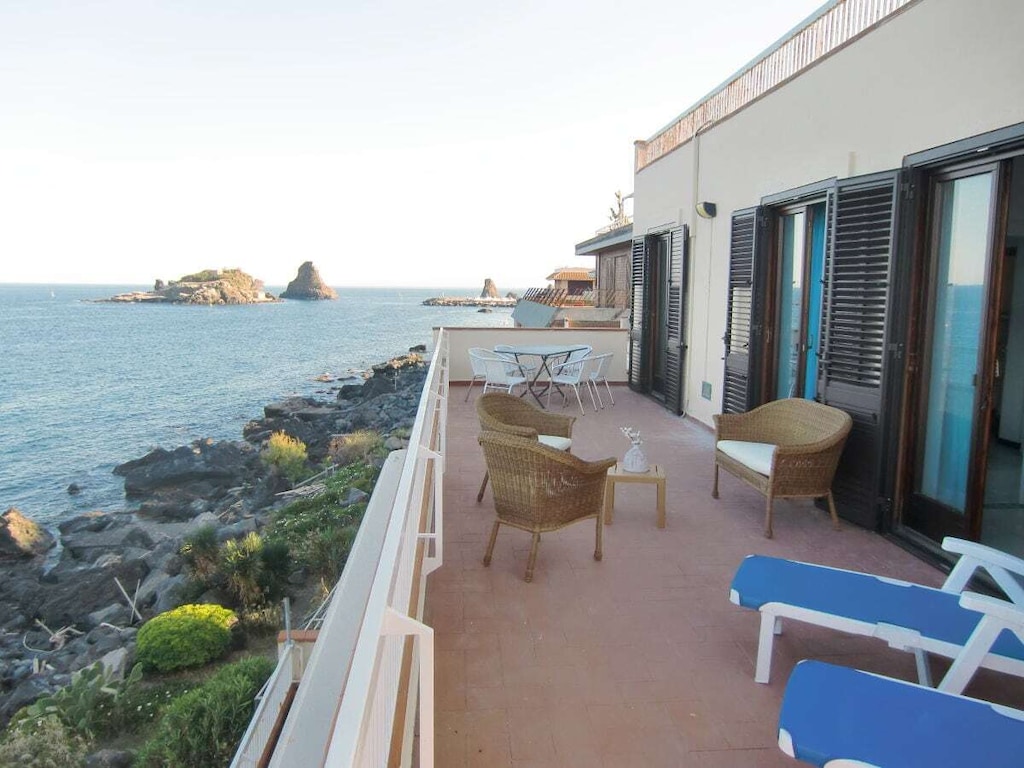 Huis van de Cycloop || Aci Trezza