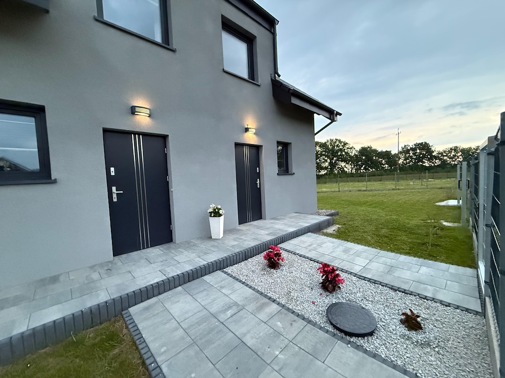 De helft van een vakantiehuis met een grote tuin