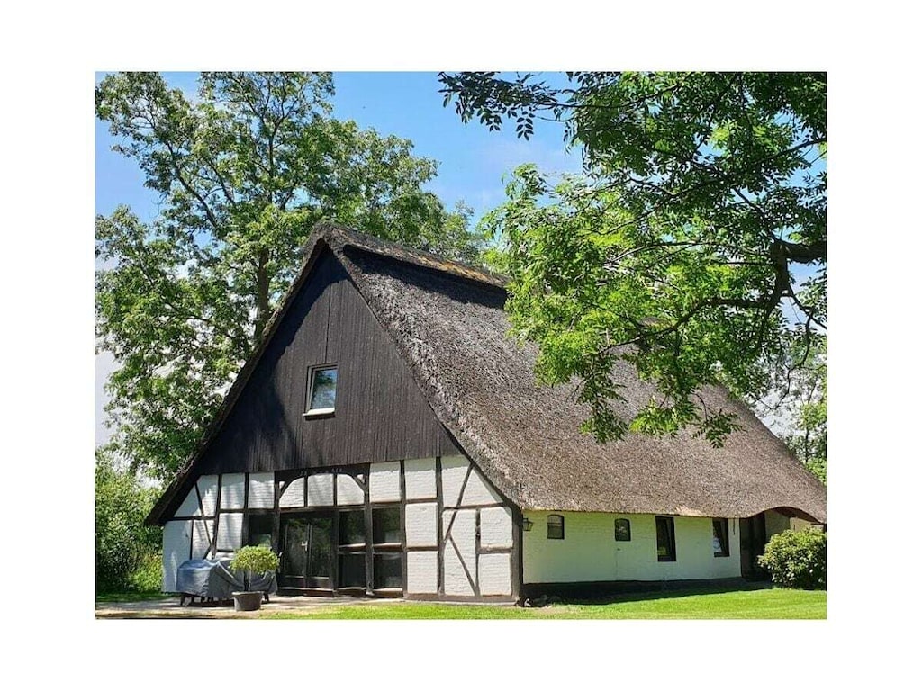 Exclusieve rietgedekte cottage met wellnessfaciliteiten