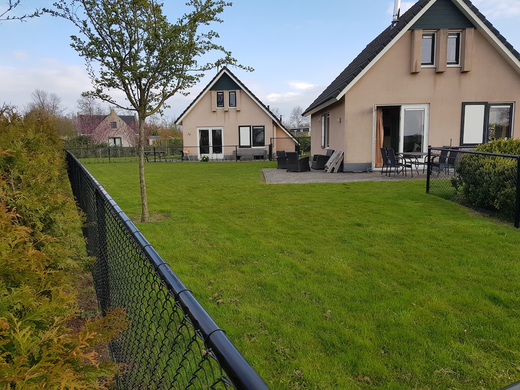 Gepflegtes Ferienhaus für 6 Personen im Erholungspark 'De Friese Wadden' in Friesland, mit eigenem Wellnessbereich und Sauna in der Gartenscheune.