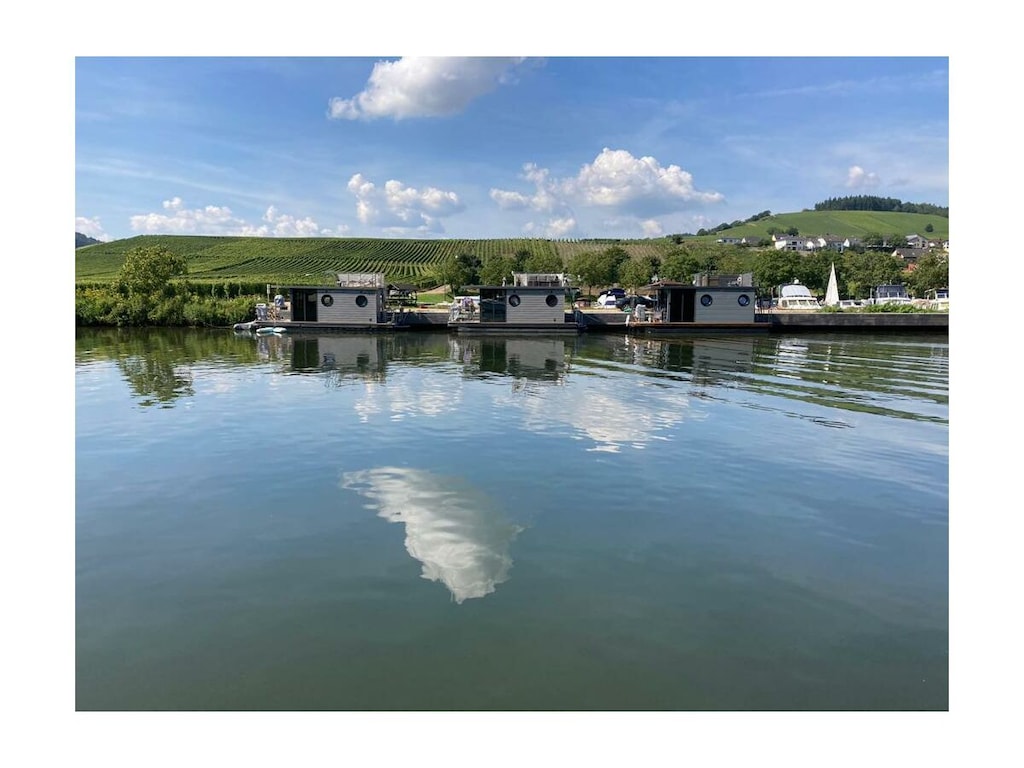Woonboot in Pölich met zwembad