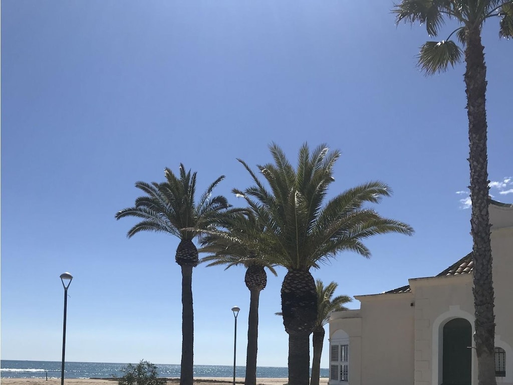 Casa Lina ligt op 900 meter van het strand.