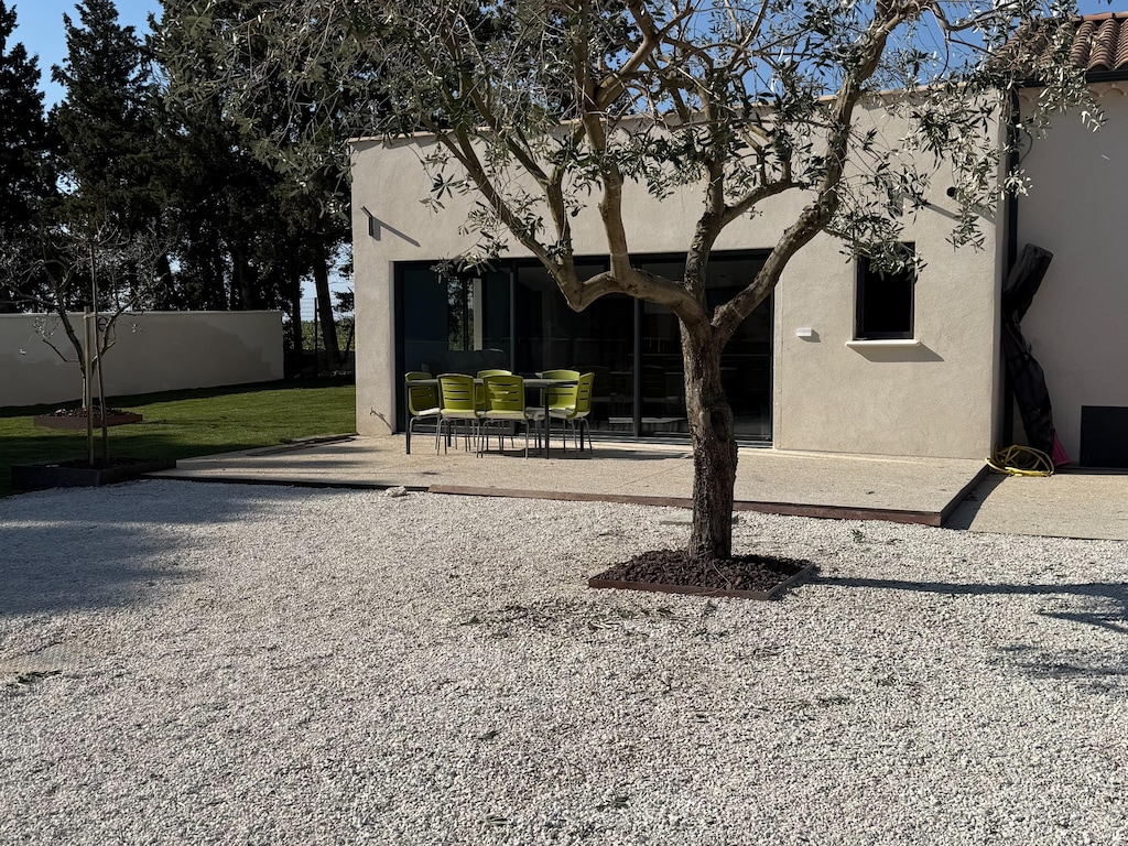 Villa met zwembad en jacuzzi nabij Châteauneuf-du-Pape – 4 personen