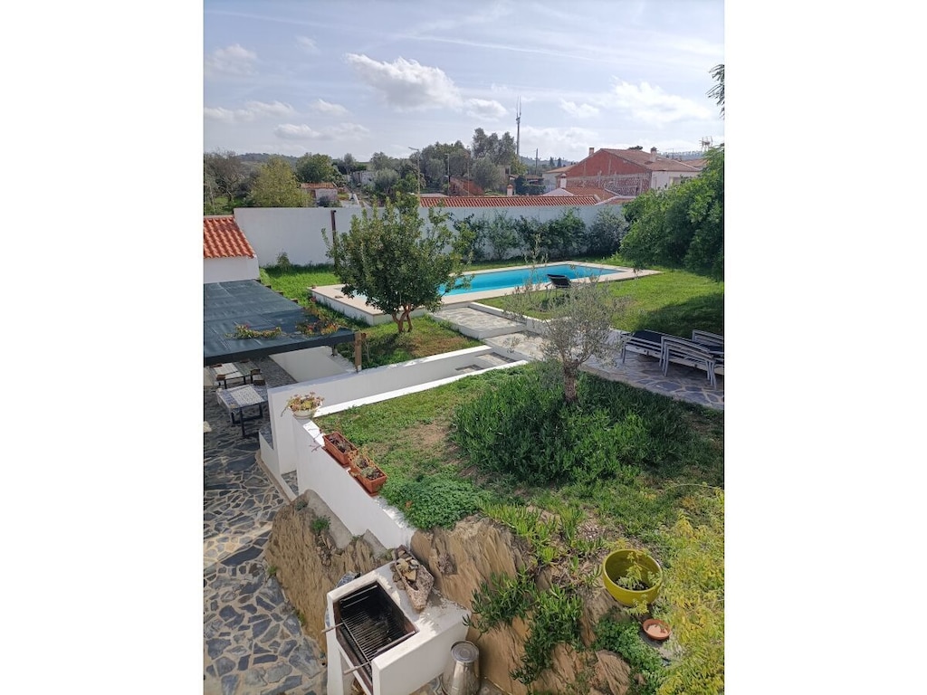 "Traditioneel groot huis met zwembad"