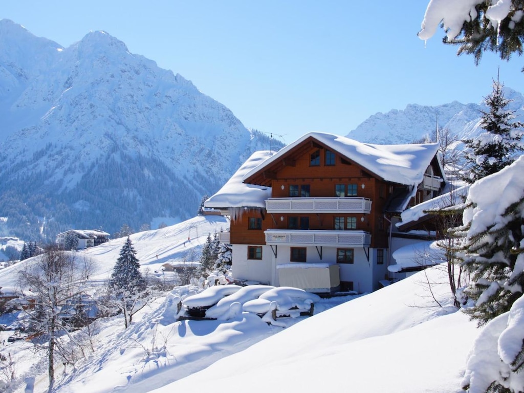 "Kanzelwand" im Gästehaus am Berg