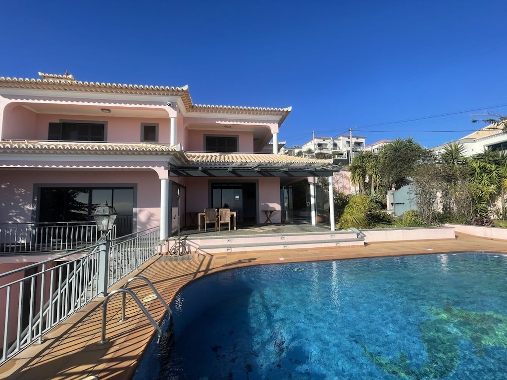 Villa in Ponta do Sol mit Schwimmbecken