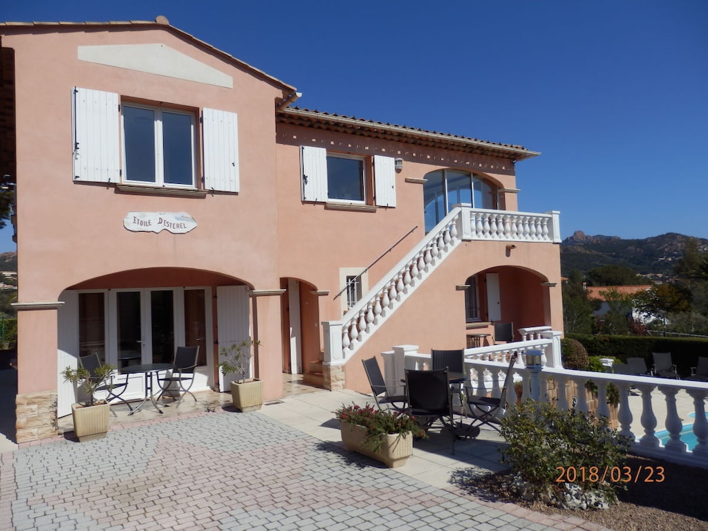 Vakantieappartement in Agay met zwembad