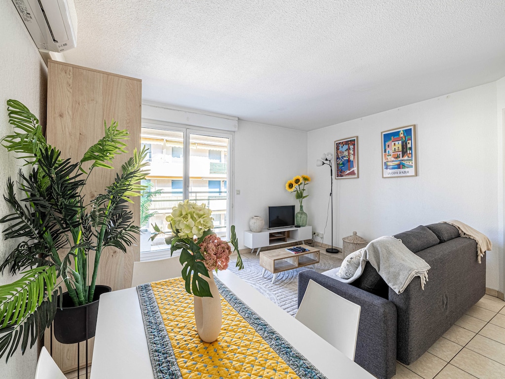 Licht appartement met één slaapkamer, parkeerplaats en terras.