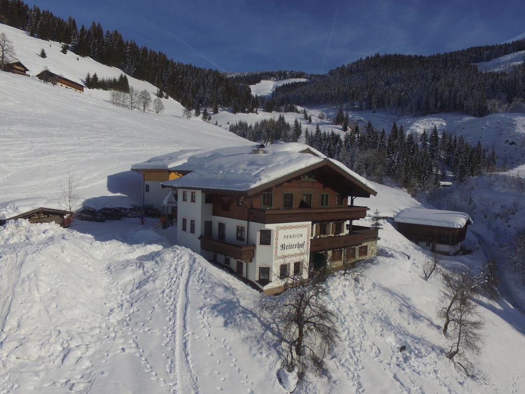 Cozy holiday apartment with balcony near ski slope