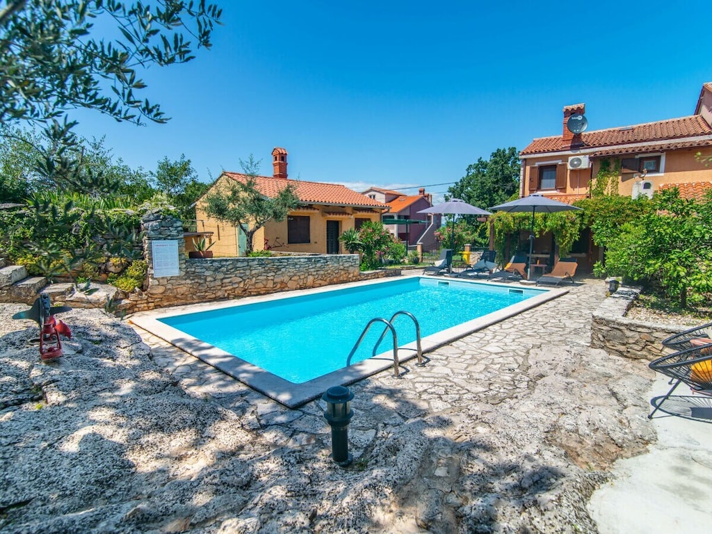 Villa in Rakalj met zwembad