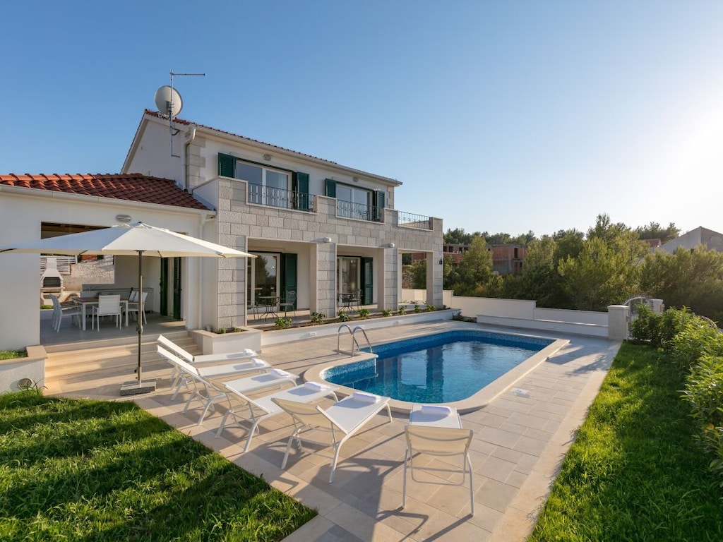Villa in Milna met zwembad