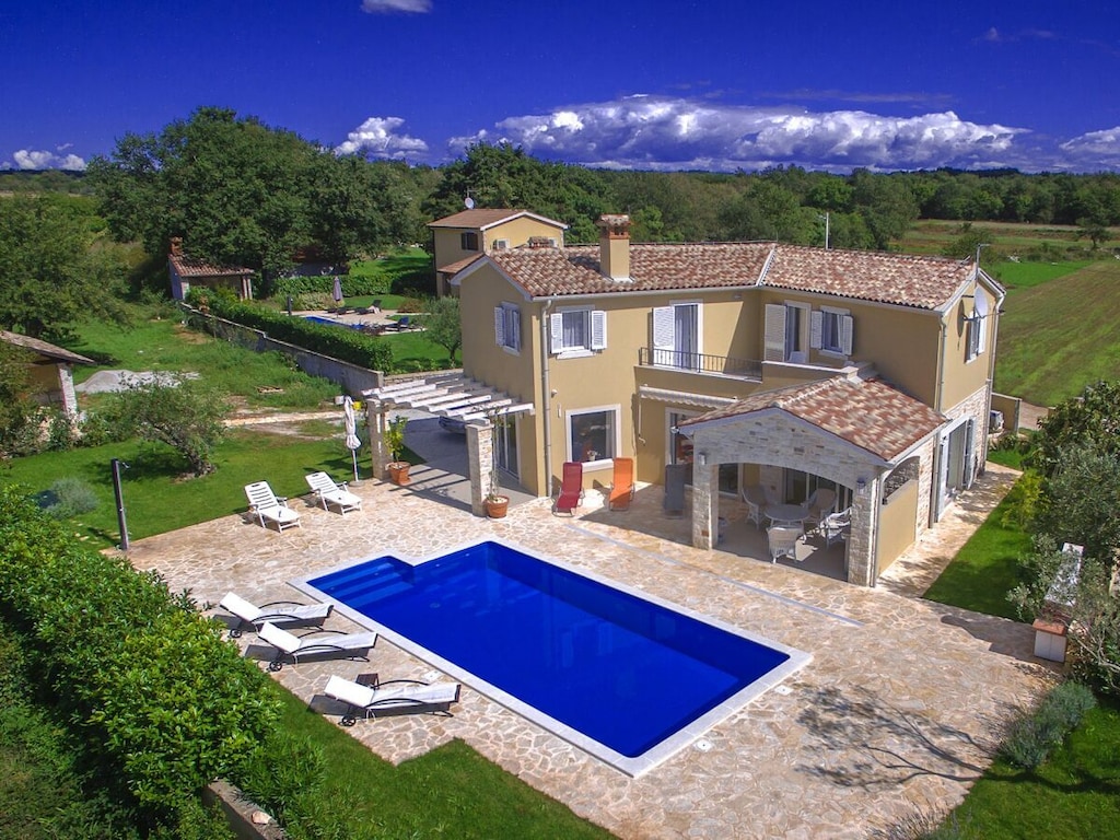 Villa in Vošteni met zwembad