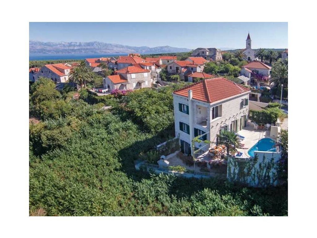 Villa in Mirca, Brač met zwembad