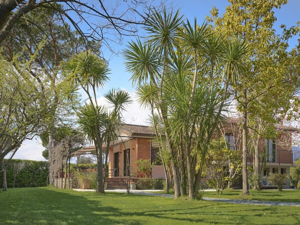 Villa in Massa met terras en tuin