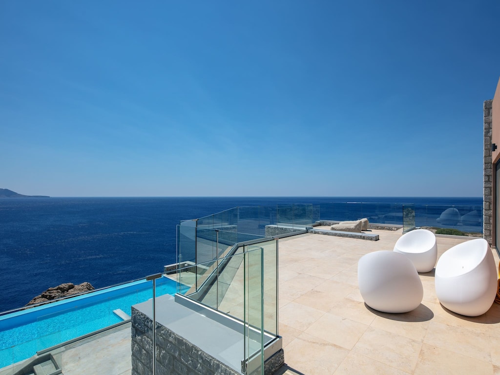 Seafront luxury villa,infinity pool & devine views