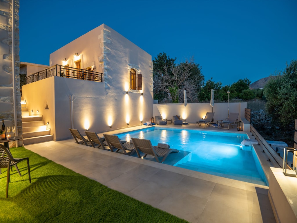Pavlina Villa, a hidden gem with heated pool!