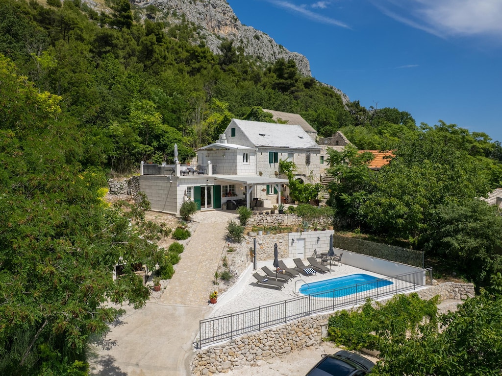Villa met zeezicht in Jesenice en jacuzzi