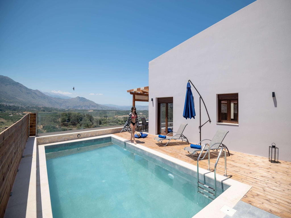 Stylish Villa with Heated Pool, Jacuzzi, Gym & Superb Views