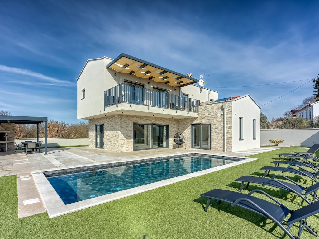 Villa in Sveti Lovrec met zwembad