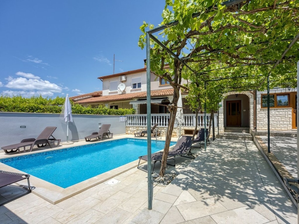 Vakantiehuis in Pula met zwembad