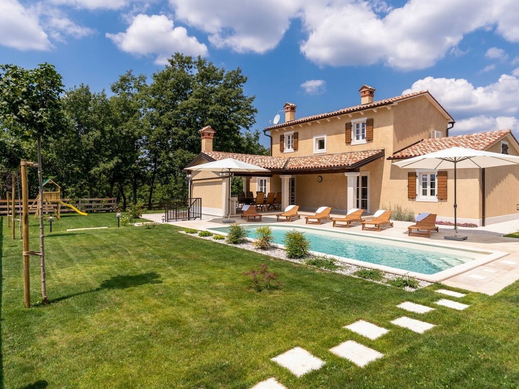 Villa in Bazgalji met zwembad
