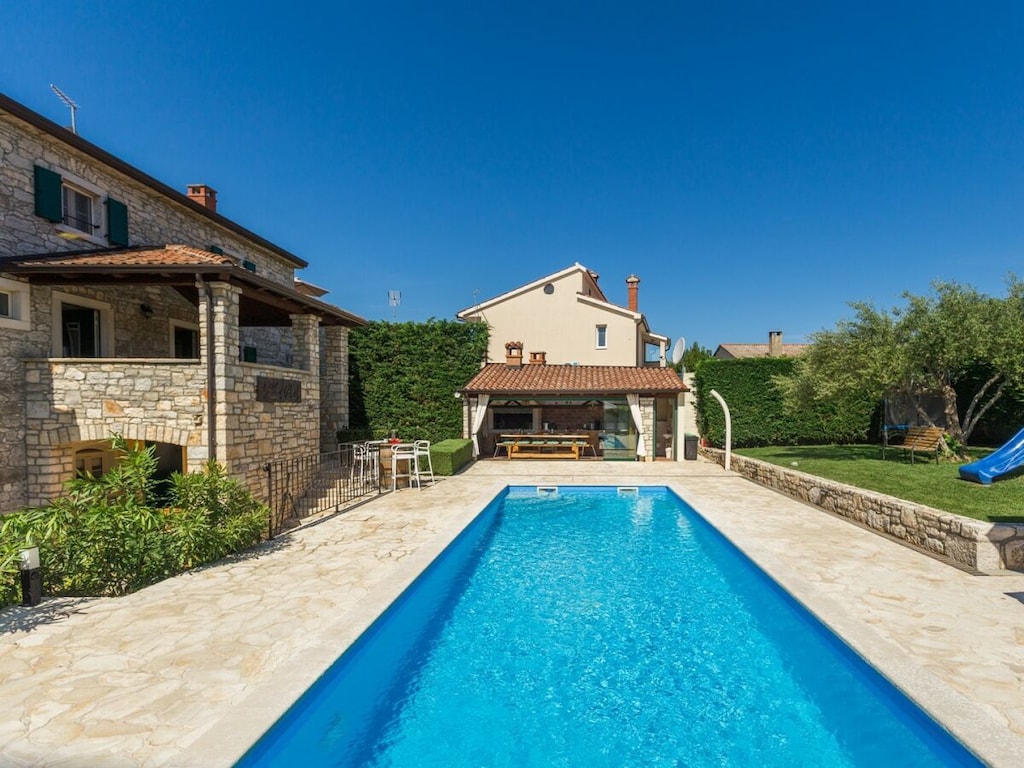 Villa in Labinci met zwembad