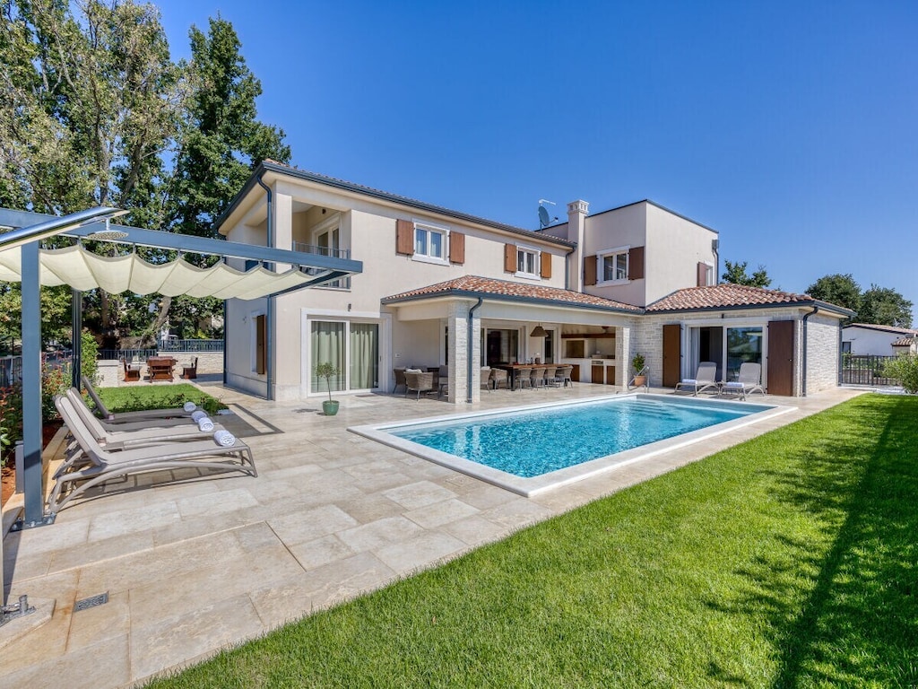 Villa in Nova Vas met zwembad