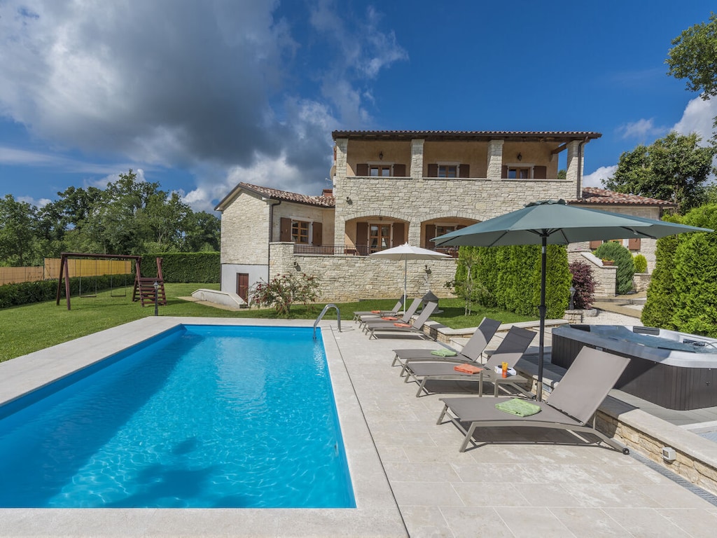 Villa in Tinjan met zwembad