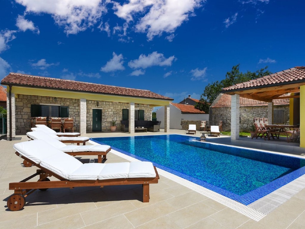 Villa in Lovinac/Zadar met zwembad