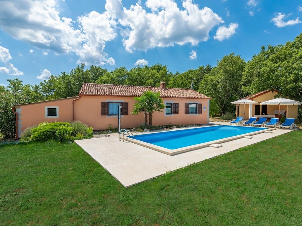 Vakantiehuis in Tinjan met zwembad