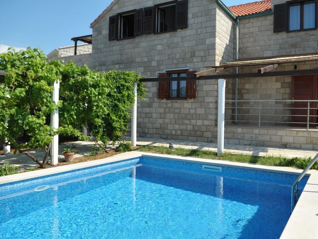 Villa in Povlja met zwembad