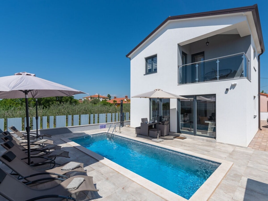 Villa in Zbandaj met zwembad
