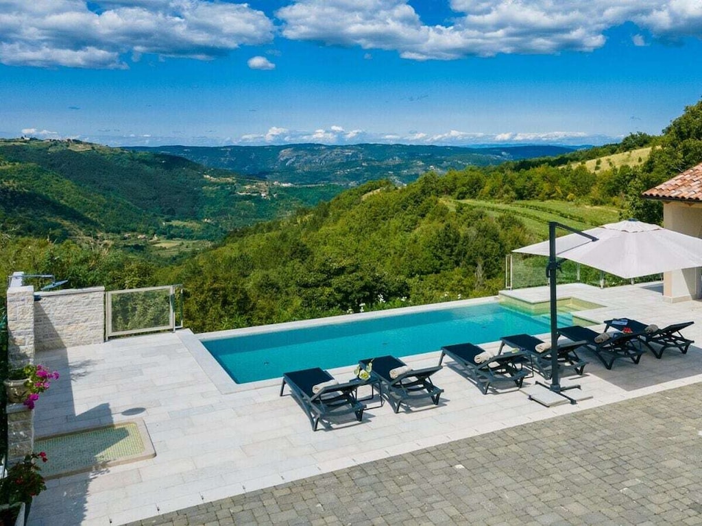 Villa in Kascerga mit Schwimmbecken