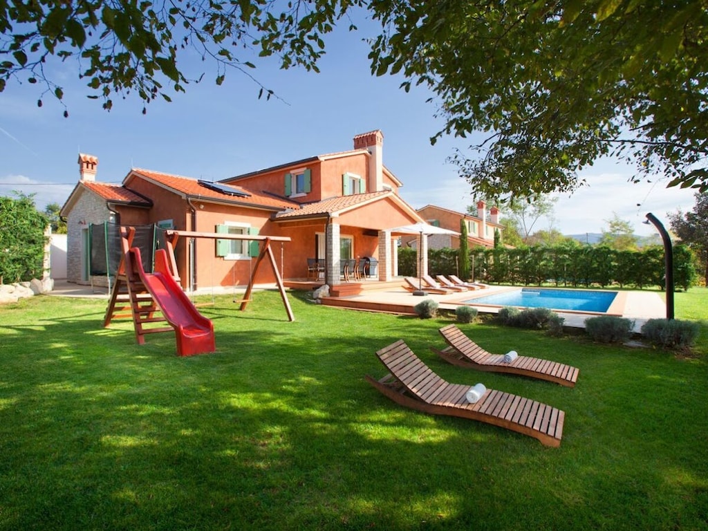 Villa in Nedescina met zwembad