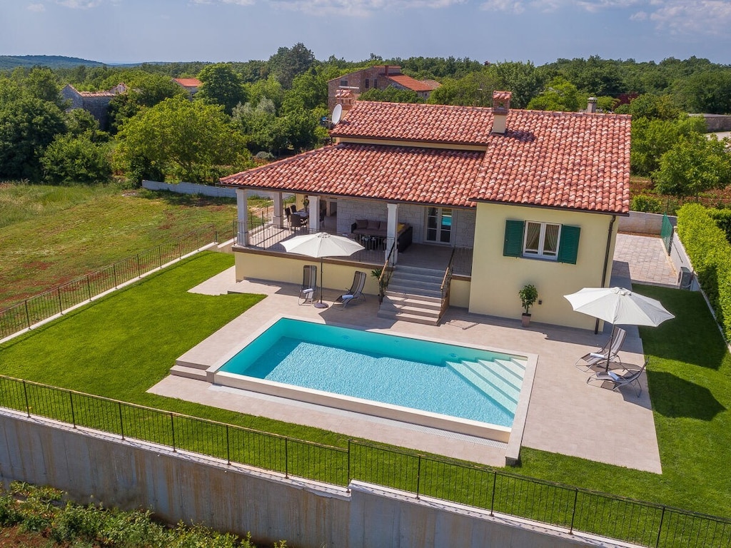 Villa in Barat met zwembad