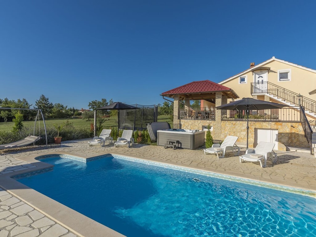 Villa in Nova Vas met zwembad