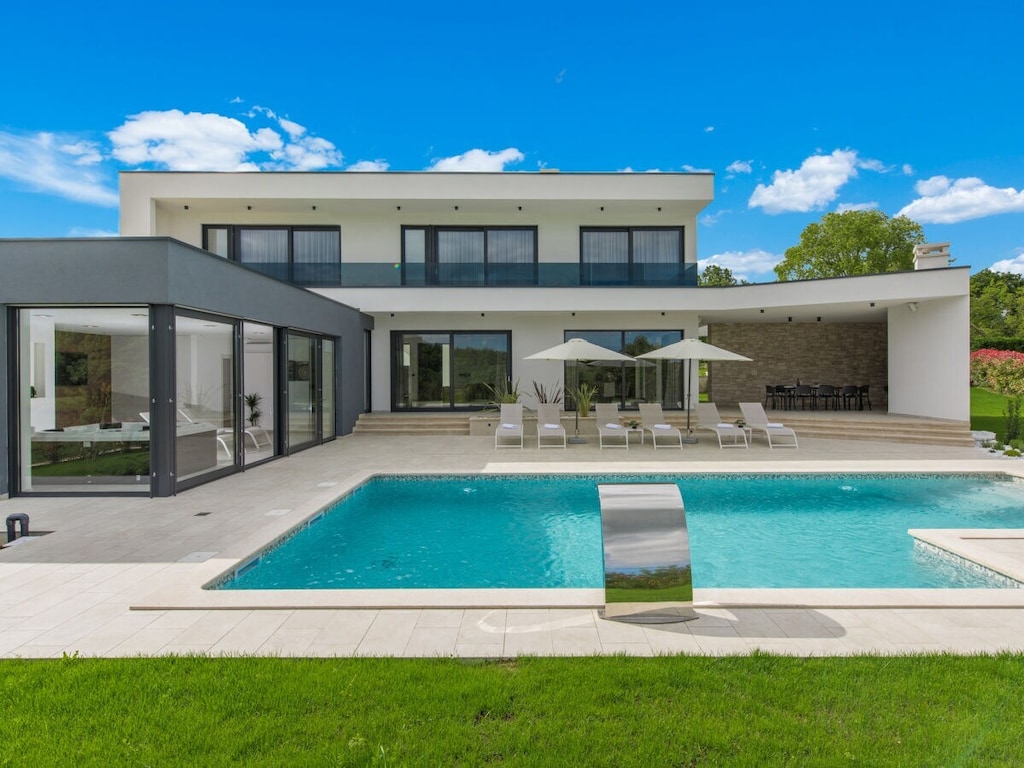 Villa in Tinjan met zwembad