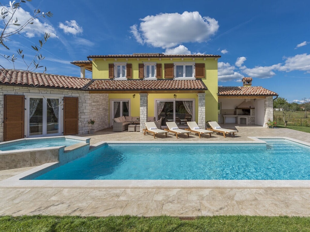 Villa in Tinjan met zwembad