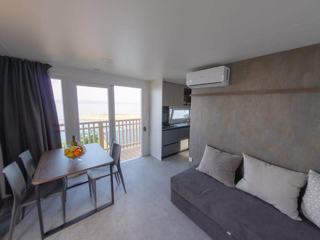 Klenovica stacaravan met terras voor 4 personen