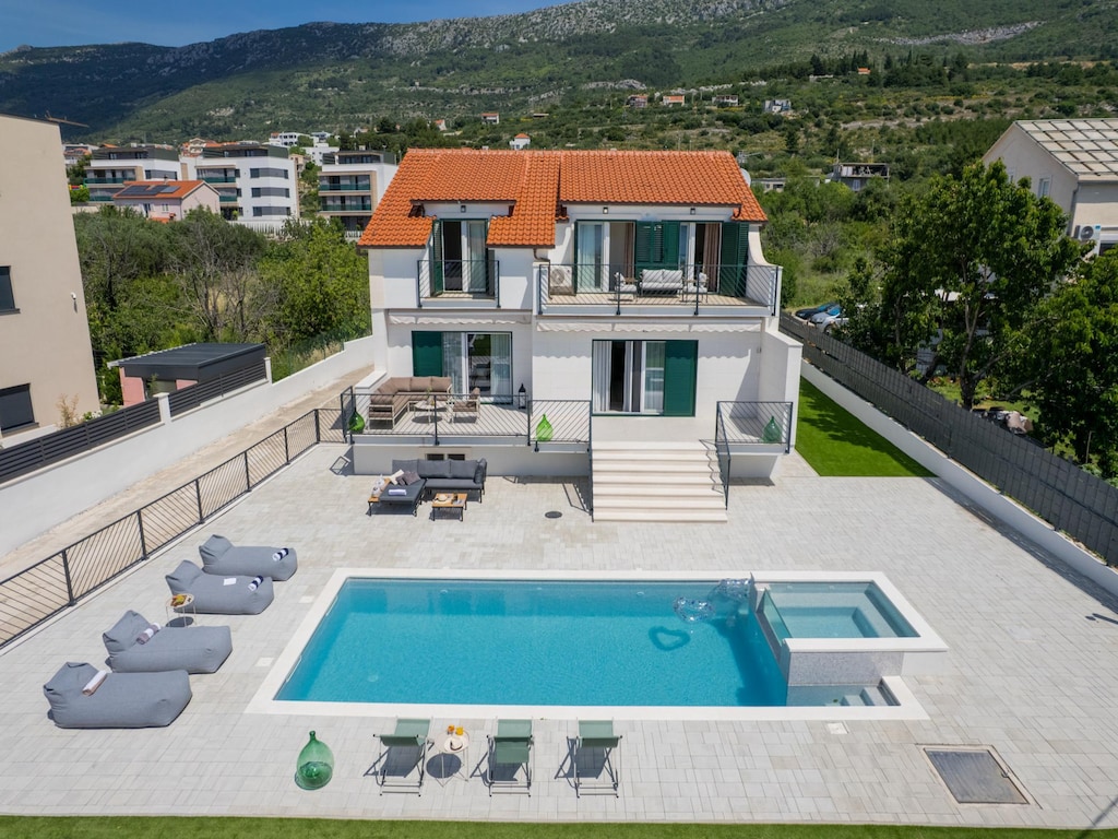 Villa aan de kust met verwarmd zwembad nabij Split