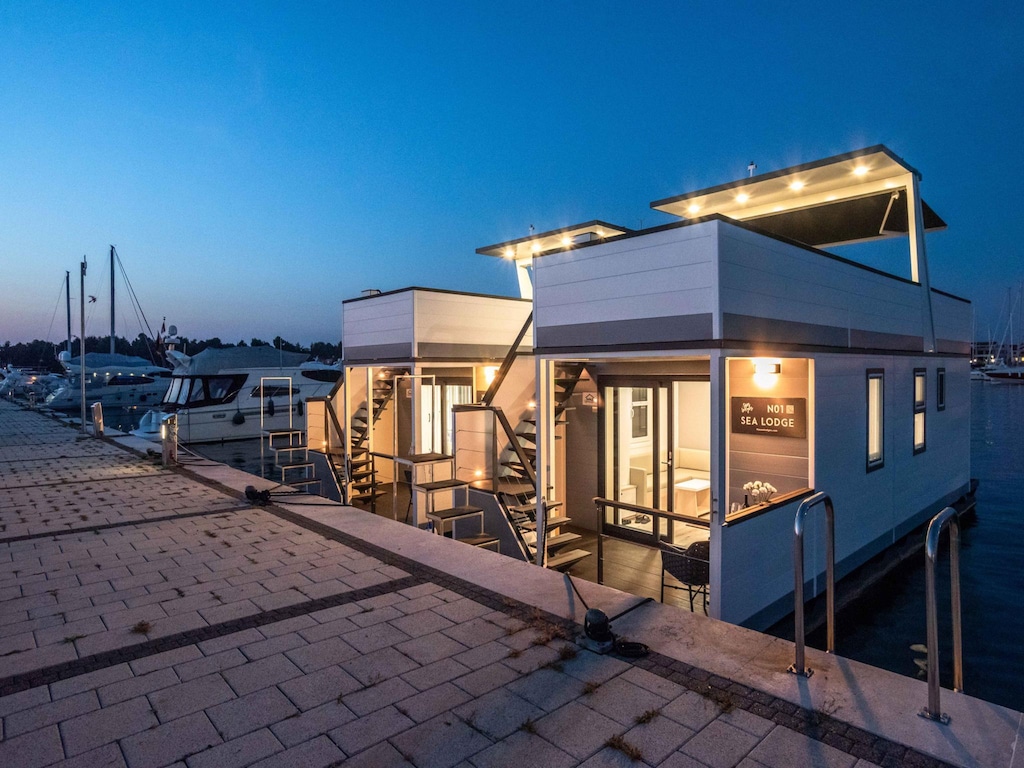 Een oase op een woonboot met bubbelbad en uitzicht.