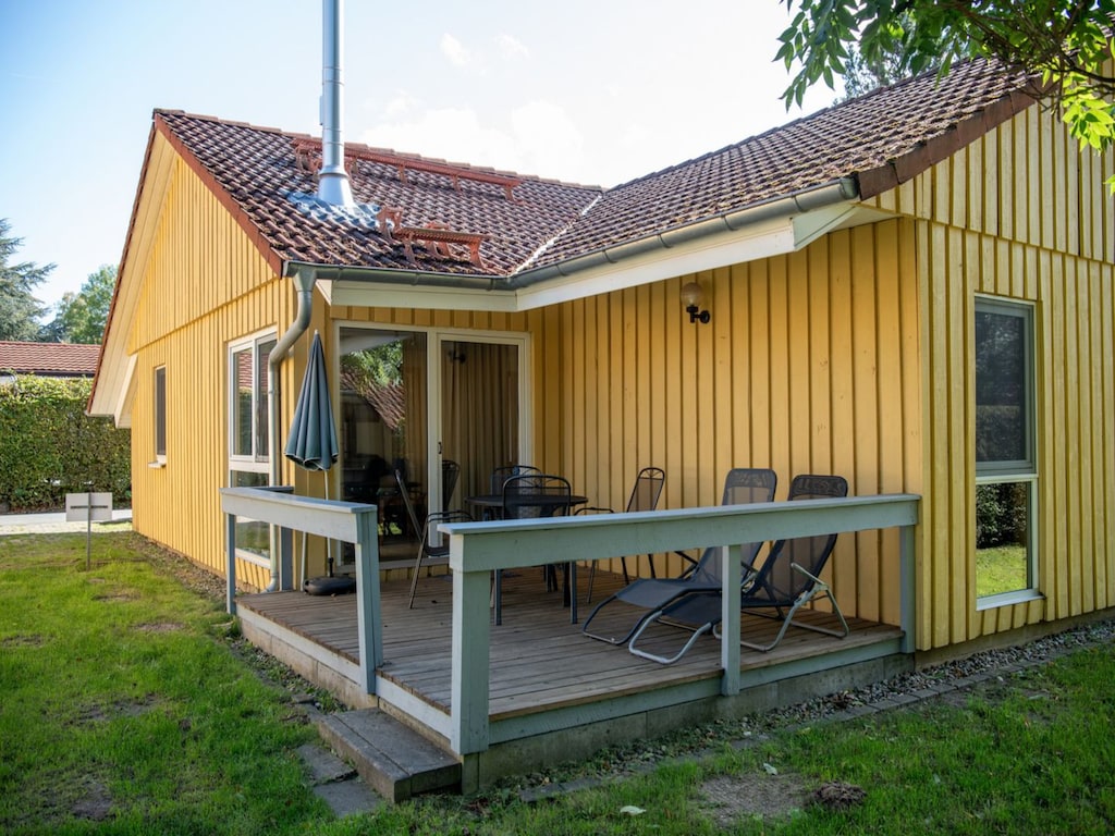 Gezellige tweepersoonsbungalow met terras in vakantiepark Mirow.