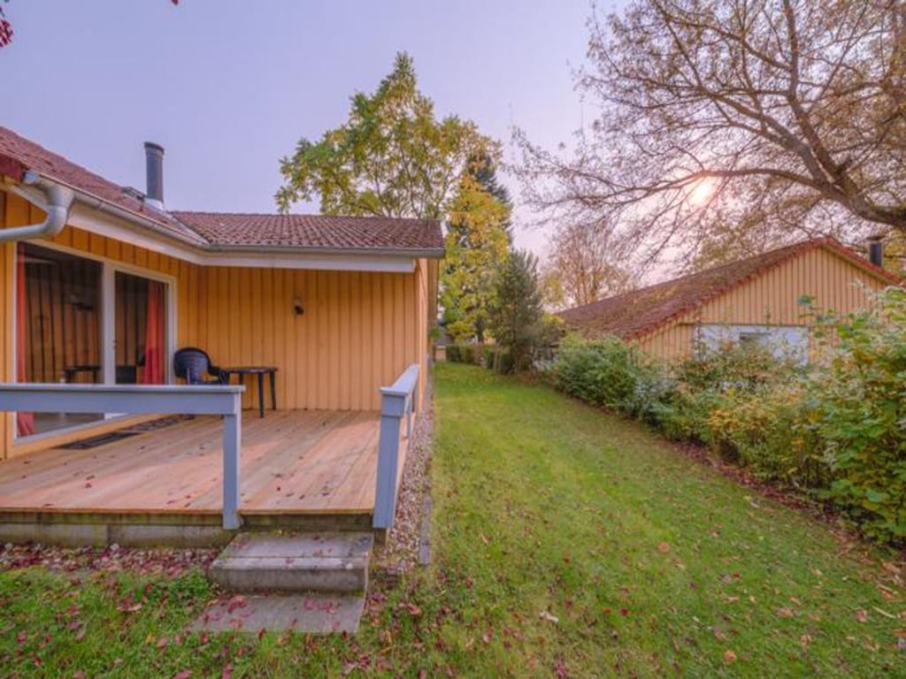 Gezellige tweepersoonsbungalow met terras in vakantiepark Mirow.