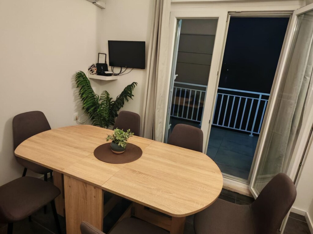Green House - Two-Bedroom Apartment with Terrace and Sea View