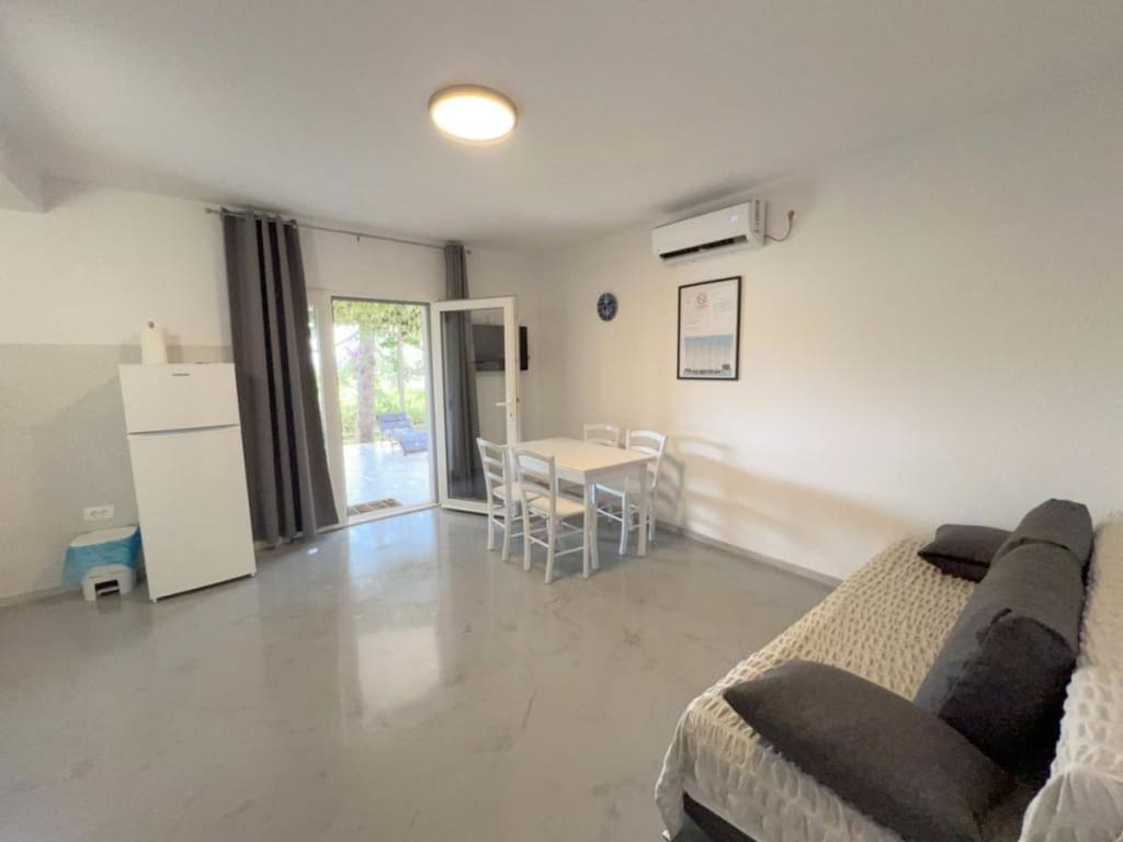 One bedroom apartment with sea view (2)