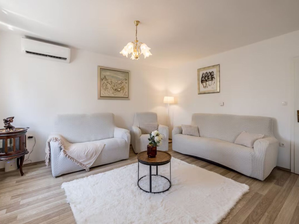 Villa Pax - Four Bedroom Villa with Outdoor Pool