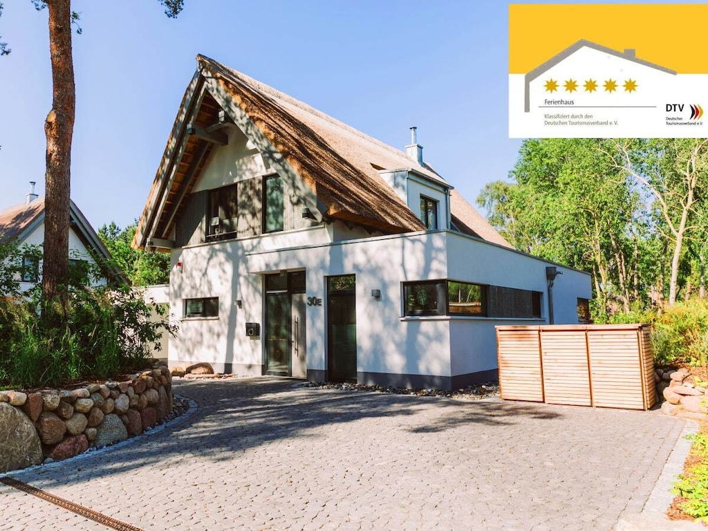 Luxe vakantiehuis met 5 sterren en een bubbelbad buiten.