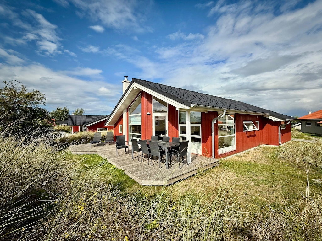 Licht strandhuis aan de Baltische Zee met spa
